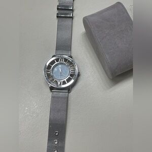 Silver Mesh Band ladies Watch 

Nice watch
Has new battery